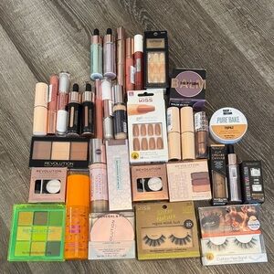 Revolution MYSTERY MAKEUP BUNDLE